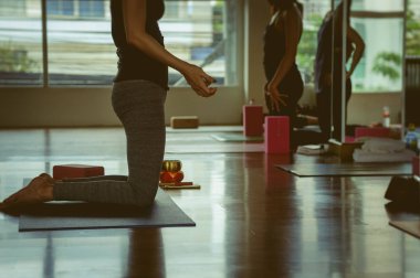 Yoga Pratik egzersiz dersi 