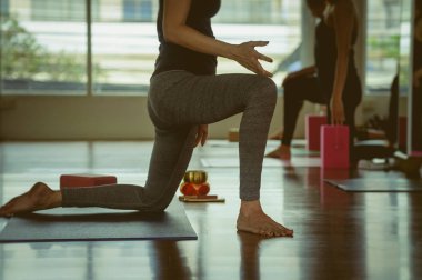 Yoga Pratik egzersiz dersi 