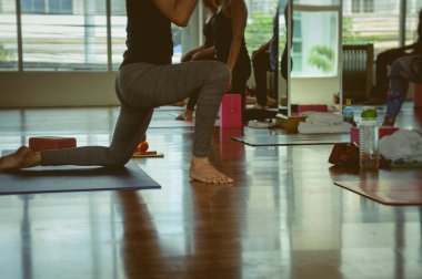 Yoga Pratik egzersiz dersi 