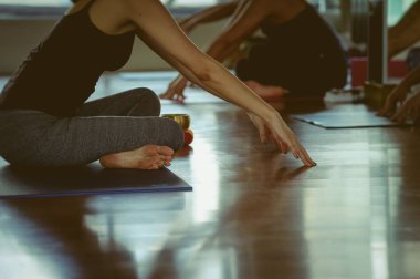 Yoga Pratik egzersiz dersi 