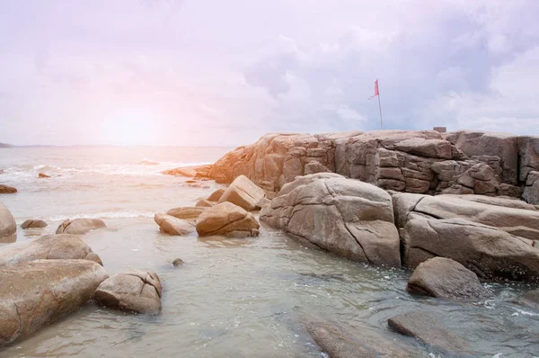 Bayrak taşları deniz kenarında rüzgarda üzerinde çırpınan