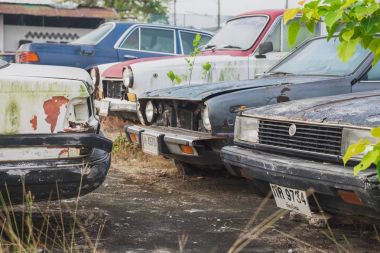 Tayland bir mola için bekleyen eski araba.