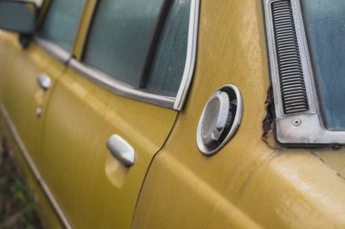 Tayland bir mola için bekleyen eski araba.