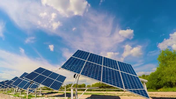 Paneles solares con nubes móviles time lapse — Vídeo de stock