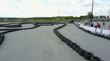 İnsanlar içinde Karts yarışı