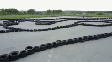 Şoför içinde kartlar Kart yarış içinde katılmak
