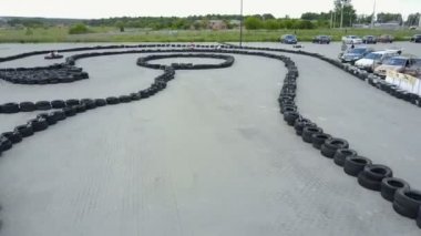 İnsanlar içinde Karts yarışı