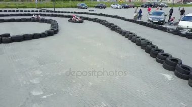Şoför içinde kartlar Kart yarış içinde katılmak