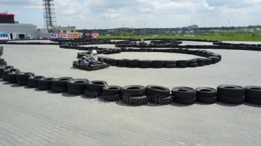 İnsanlar içinde Karts yarışı