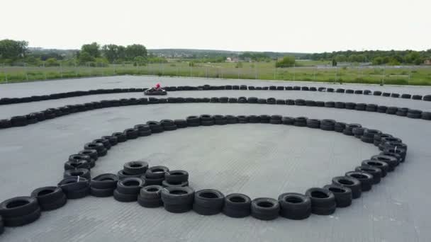 Conductor en casco en el circuito de kart — Vídeo de stock