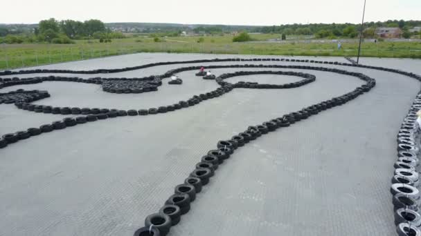 Pilote dans le casque sur le circuit de Kart — Video