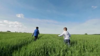 Mutlu çocuklar çalışan birlikte