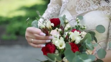 Gelinlerin elinde güzel bir buket.