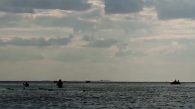 İnsanlar eğlenmek okyanus su