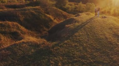 Romantik genç çift siluet