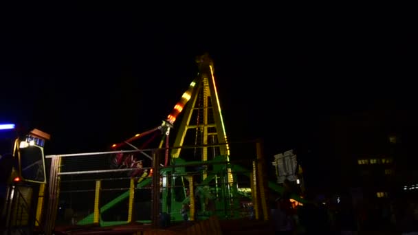 Parque de diversões justo à noite — Vídeo de Stock