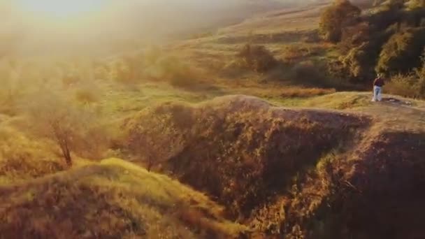 Casal no amor contra um belo pôr do sol — Vídeo de Stock