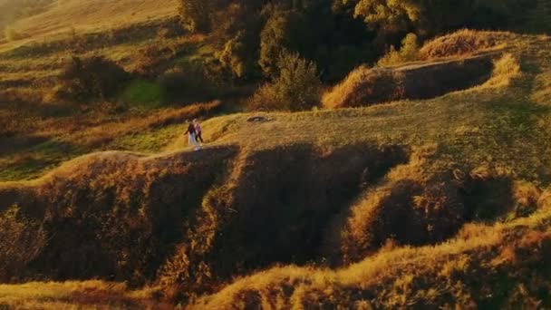 Gelukkige paar op vakantie — Stockvideo