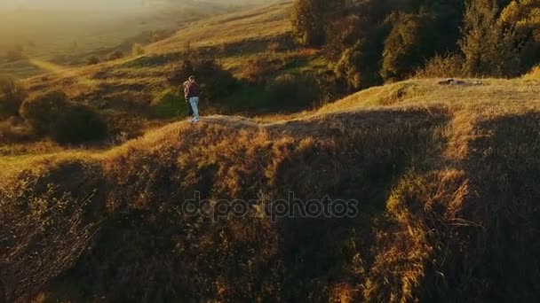 Romantik Çift birbirlerine kucaklayan — Stok video