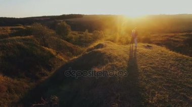 Çift birbirlerine öpücük tutun