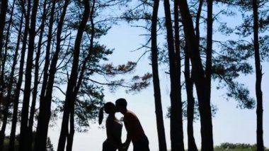 Genç çift aşk romantik sarılma