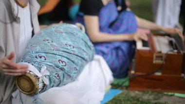 Krishna müzik enstrüman üzerinde çalış.