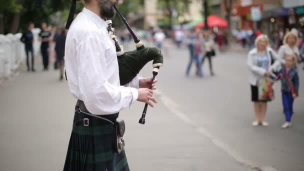 Bagpiper tocando música com gaita de foles — Vídeo de Stock