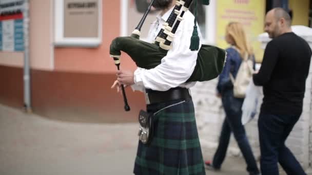 Dudelsackspieler in traditioneller schottischer Kleidung — Stockvideo