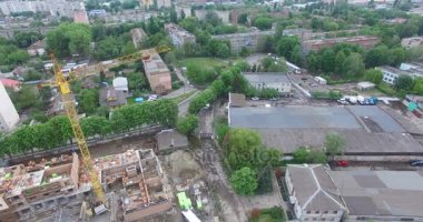 büyük inşaat alanında vinç ile