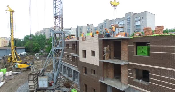 Torre de la grúa construir gran edificio residencial — Vídeos de Stock