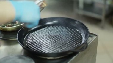 bir tavada sığır eti biftek