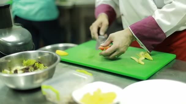Kocken förbereder sig sallad i kök — Stockvideo