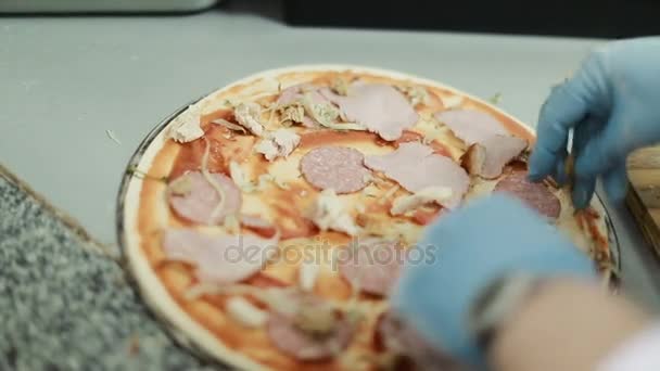 Paso a hacer pizza por el chef — Vídeo de stock