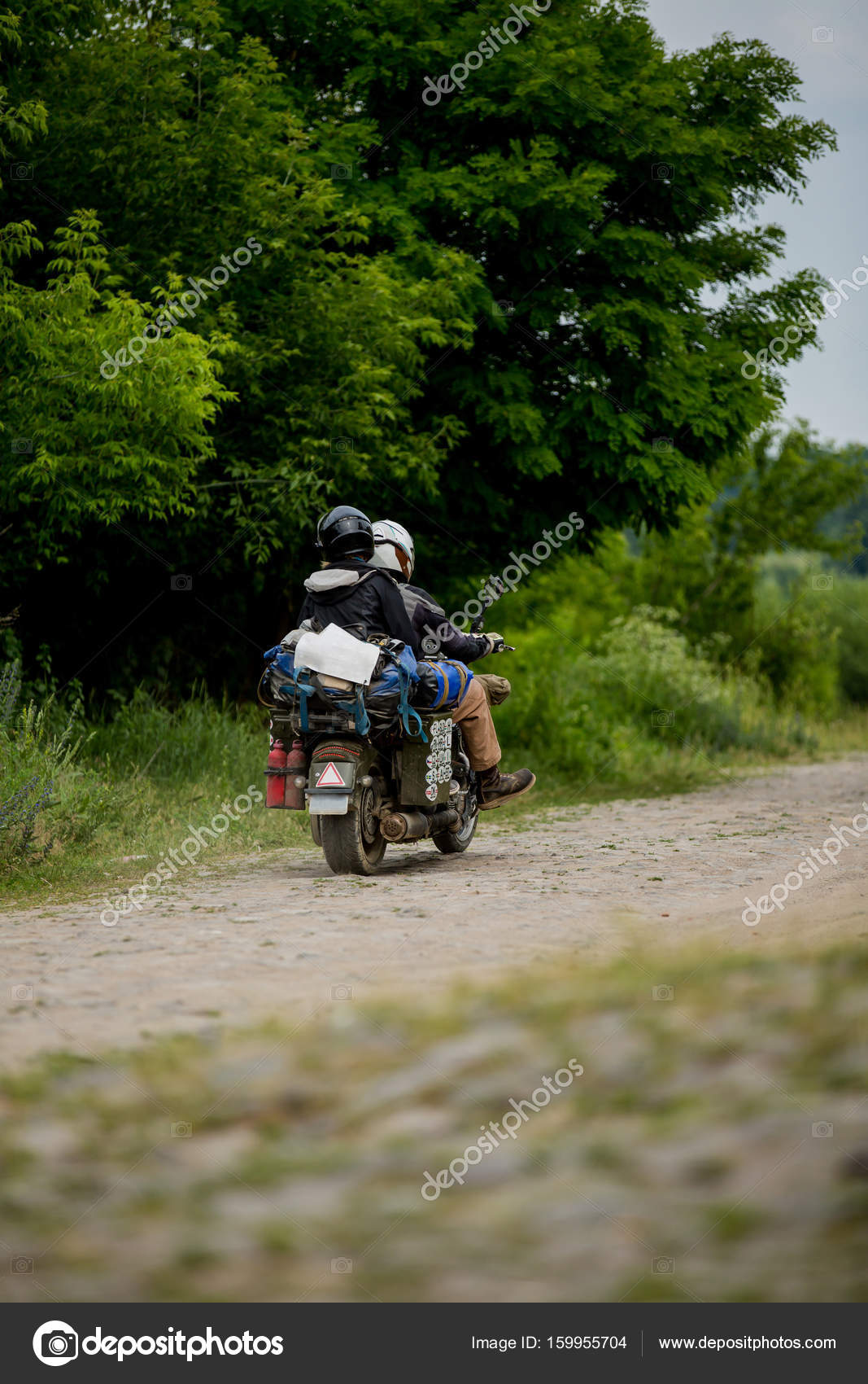 Hombre Caminando Hacia Su Escopeta. Hombre De Turismo Toma Motocicleta  Eléctrica. Hombre Adulto Montando Moto Eléctrica. Hombre Ap Imagen de  archivo - Imagen de individuo, movilidad: 231641913