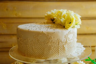 Düğün pastası bir stand. Düğün hazırlıkları. Düğün öznitelikleri