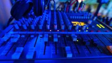 Equalizer'ı ve amplifikatör Mikser anahtarı ses ekipman. Seçici odak.