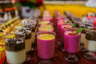 Açık büfe Mus tatlı küçük bir cam çikolata parçaları ile tepesinde. Çilek Mus