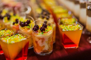 Açık büfe Mus tatlı küçük bir cam çikolata parçaları ile tepesinde