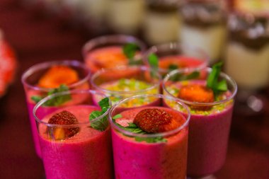 Çikolata. Lezzetli tatlı büfesi kekler. Tatlı tatil büfesi kekler ve diğer tatlılar. Mus tatlı küçük bir cam. Bir bardak taze çilek ile çilek Mus