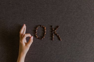 Çocuğun el olumlu bir işaret gösterir. Dokulu bir arka plan üzerinde. Tamam işareti. Tahıl yazıt.