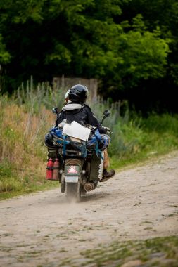 İki ülke tarafından seyahat bir motosiklet binme. Seyahat, macera ve yaz konsepti. Bir motosiklet sürme Çift
