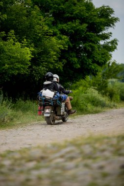 Kişini motosiklet kırsal yolda bir kadınla olun. Ülkede yol aracılığıyla motosiklet üzerinde genç çift. Bir motosiklet sürme Çift