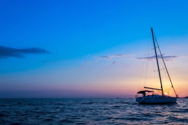 Yelkenli gemi deniz ufukta. Deniz manzarası. Deniz ufukta gemi. Denizde yelkenli.