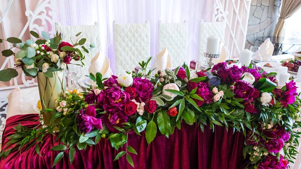 Boda decoración de mesa con flores de color rosa. Composición de flores en una mesa de boda — Foto de Stock