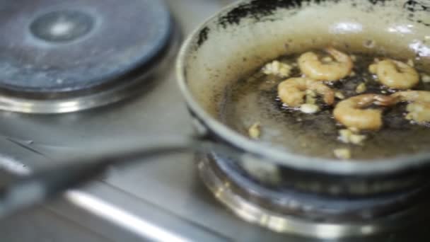 Σε ένα τηγάνι τις γαρίδες τηγανητών — Αρχείο Βίντεο