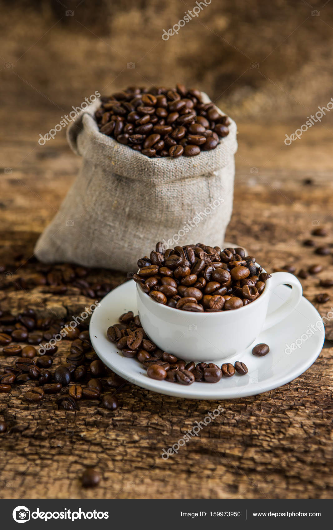 木製のテーブルの上にコーヒー バッグとコーヒー カップ コーヒー カップと木製テーブルと袋の背景のコーヒー豆 ストック写真 C Wedmov