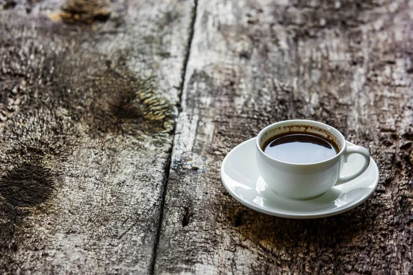 杯热咖啡木制的桌子上。在白色的杯子里的咖啡 — 图库照片