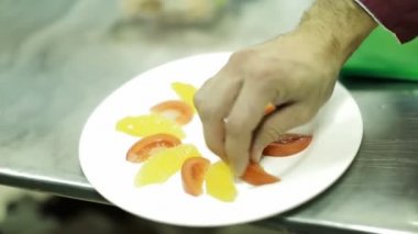 Şef salata mutfakta hazırlanması