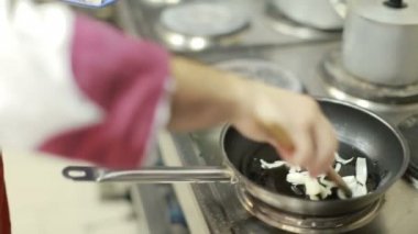 bir tavada kızartma soğan