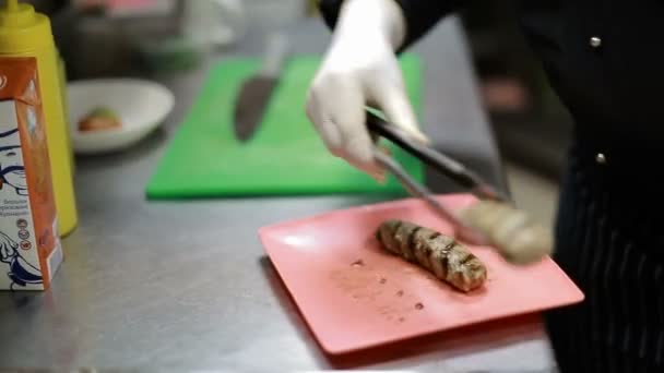 Chef-kok in het restaurant keuken koken — Stockvideo